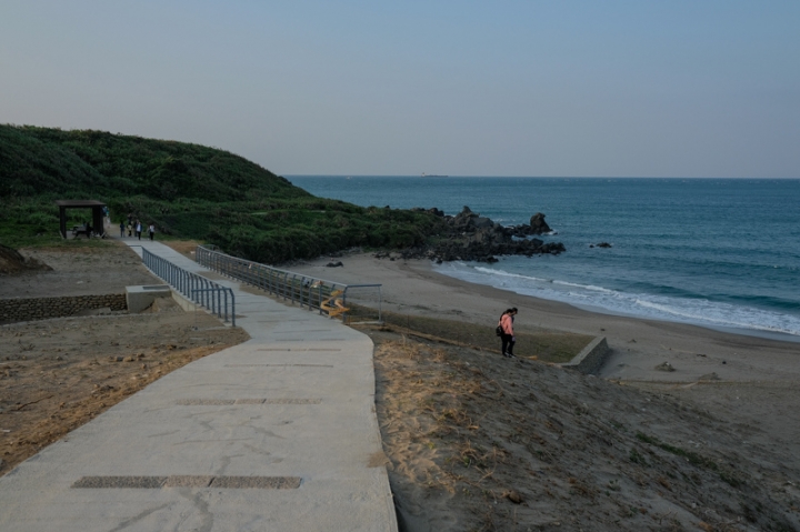 [亂拍照] 淡水紫藤咖啡園一店(屯山園區) + 富貴角燈塔空拍 + 關渡花海節