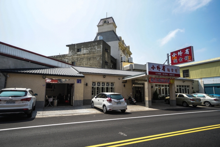 苗栗苑裡美食 | 小外省麵食館苑裡店  牛肉麵的靈魂  以豆瓣醬先炒出香氣  讓眷村好滋味再度流傳