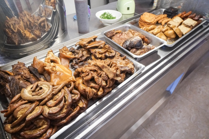 苗栗苑裡美食 | 小外省麵食館苑裡店  牛肉麵的靈魂  以豆瓣醬先炒出香氣  讓眷村好滋味再度流傳