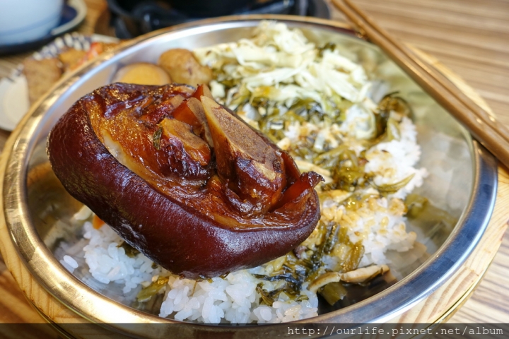 台中南屯．軟嫩Q彈膠質滿滿的豬腳飯滷肉飯@楊大船滷肉飯