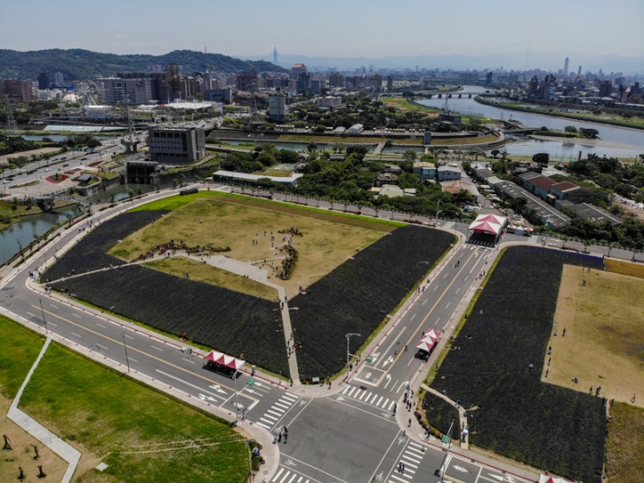 [亂拍照] 淡水紫藤咖啡園一店(屯山園區) + 富貴角燈塔空拍 + 關渡花海節