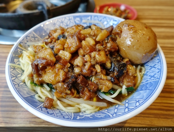 台中南屯．軟嫩Q彈膠質滿滿的豬腳飯滷肉飯@楊大船滷肉飯