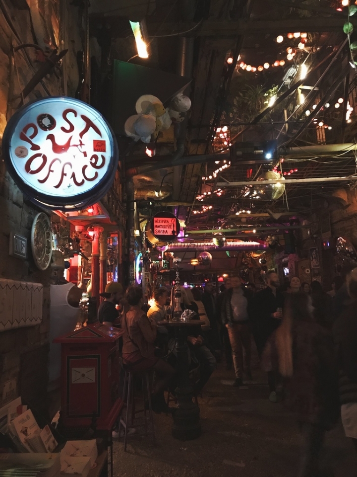 【Hungary．走跳】迷走布達佩斯潮味廢墟酒吧的微醺秘境Szimpla Kert Ruin Bar