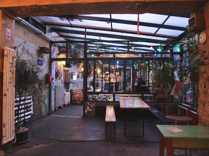 【Hungary．走跳】迷走布達佩斯潮味廢墟酒吧的微醺秘境Szimpla Kert Ruin Bar
