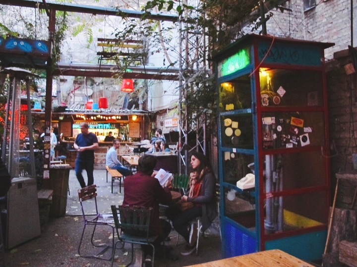 【Hungary．走跳】迷走布達佩斯潮味廢墟酒吧的微醺秘境Szimpla Kert Ruin Bar