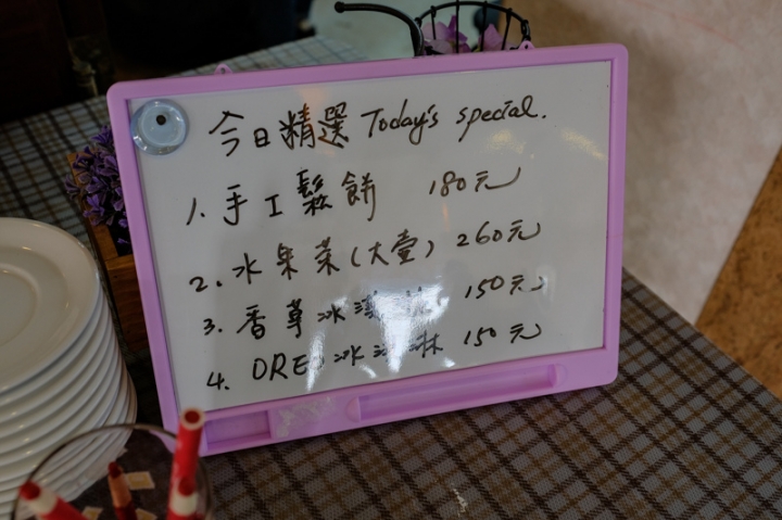 [亂拍照] 淡水紫藤咖啡園一店(屯山園區) + 富貴角燈塔空拍 + 關渡花海節