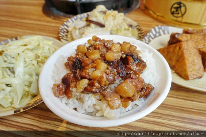 台中南屯．軟嫩Q彈膠質滿滿的豬腳飯滷肉飯@楊大船滷肉飯
