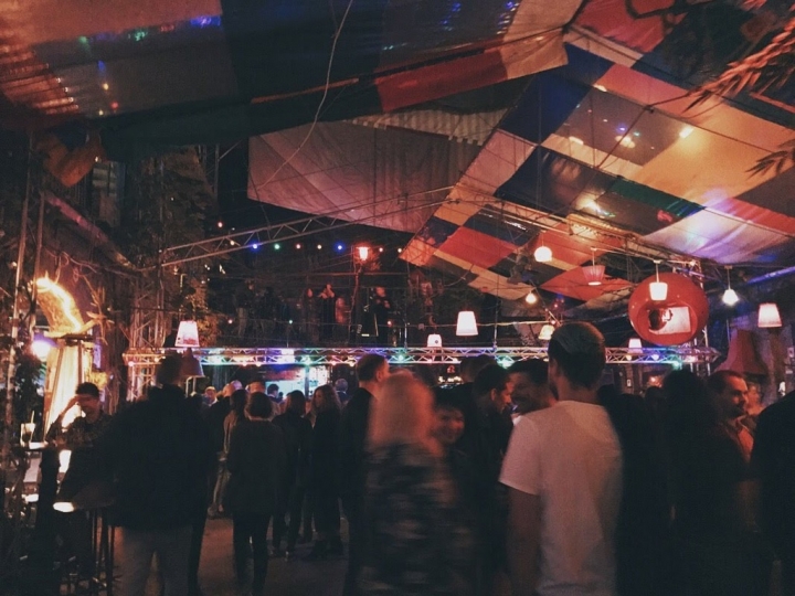 【Hungary．走跳】迷走布達佩斯潮味廢墟酒吧的微醺秘境Szimpla Kert Ruin Bar