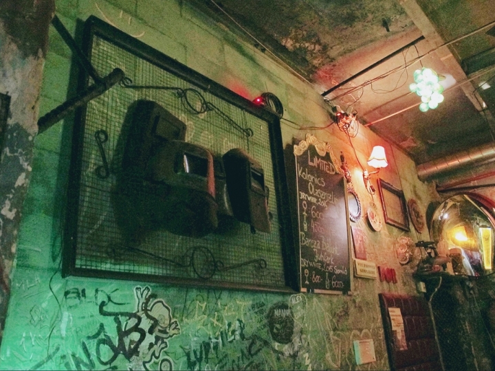 【Hungary．走跳】迷走布達佩斯潮味廢墟酒吧的微醺秘境Szimpla Kert Ruin Bar