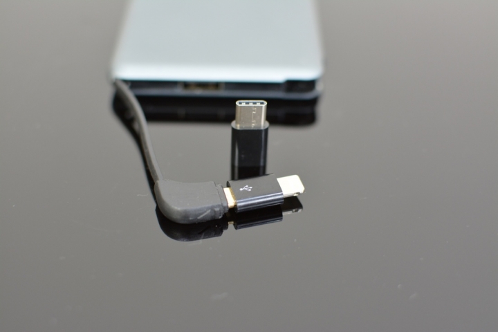 [手機週邊]風雅小舖FYShop C708 全金屬超薄行動電源 自帶線快充行動電源 5V/2.1A輸出