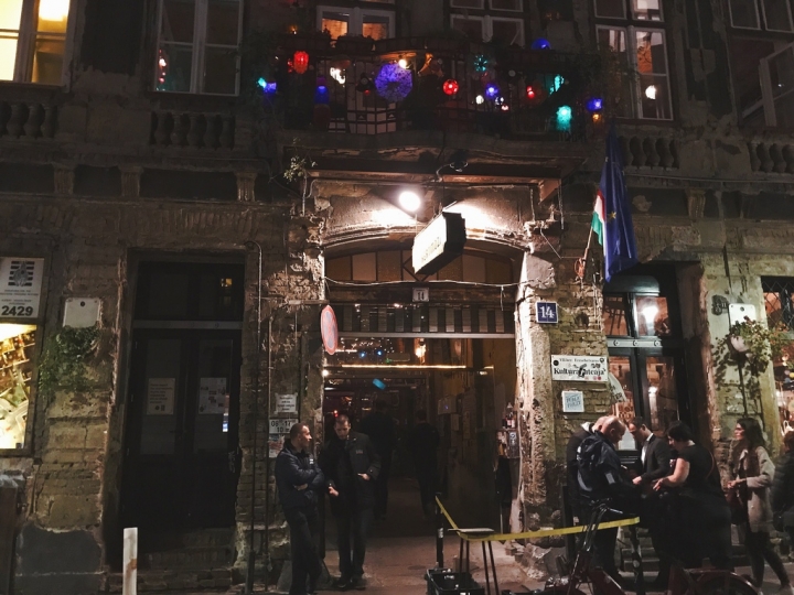 【Hungary．走跳】迷走布達佩斯潮味廢墟酒吧的微醺秘境Szimpla Kert Ruin Bar