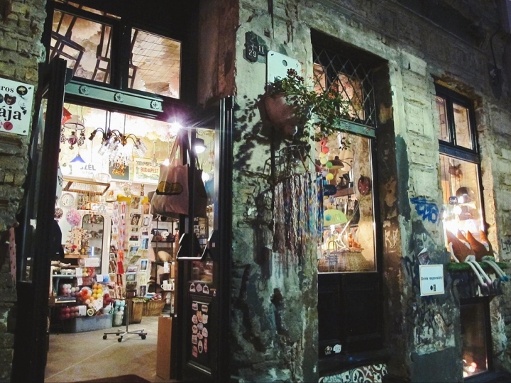 【Hungary．走跳】迷走布達佩斯潮味廢墟酒吧的微醺秘境Szimpla Kert Ruin Bar