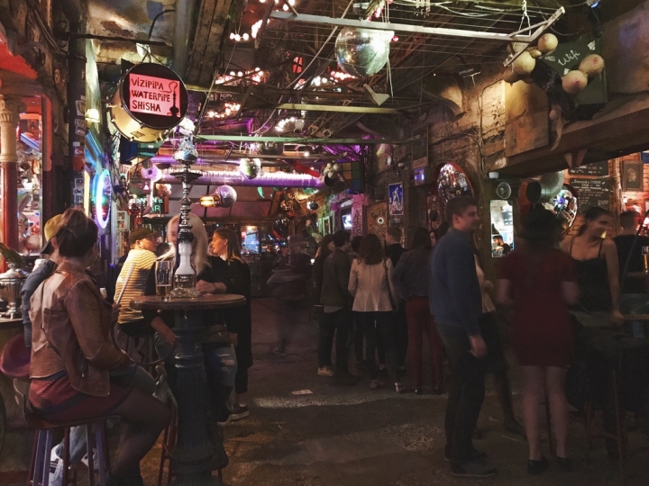 【Hungary．走跳】迷走布達佩斯潮味廢墟酒吧的微醺秘境Szimpla Kert Ruin Bar