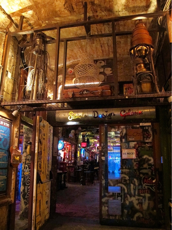 【Hungary．走跳】迷走布達佩斯潮味廢墟酒吧的微醺秘境Szimpla Kert Ruin Bar