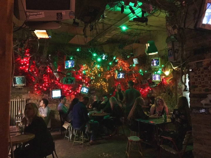 【Hungary．走跳】迷走布達佩斯潮味廢墟酒吧的微醺秘境Szimpla Kert Ruin Bar