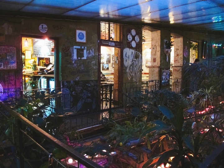 【Hungary．走跳】迷走布達佩斯潮味廢墟酒吧的微醺秘境Szimpla Kert Ruin Bar