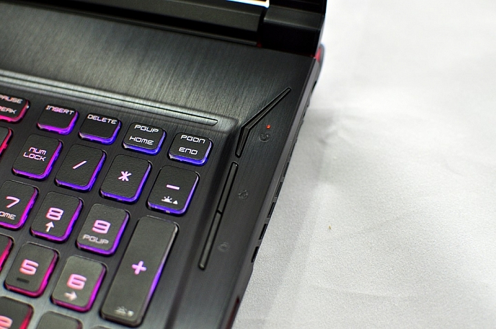 MSI GE63 RAIDER RGB 8RF 炫麗外型 璀璨登場