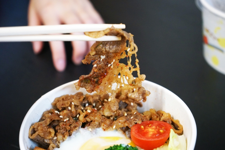 【台南便當】行丼｜超過一百分的丼飯便當｜豐富菜色搭配～均衡美味｜香味魔法！日式醬燒鯛魚、燒肉