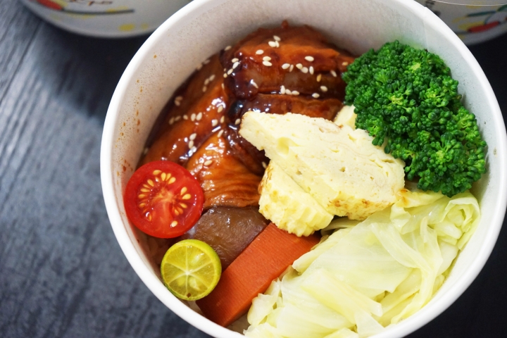 【台南便當】行丼｜超過一百分的丼飯便當｜豐富菜色搭配～均衡美味｜香味魔法！日式醬燒鯛魚、燒肉