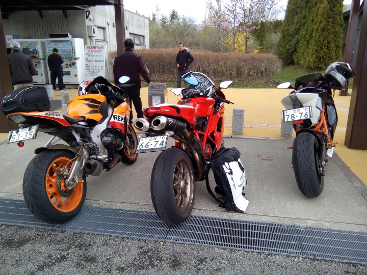 北海道高速公路休息站看到設有遮雨棚的重機專用停車區