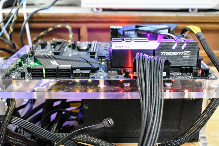 MSI H370 GAMING PRO CARBON 抱抱龍 電競主機板 輕開箱~