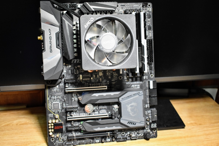 MSI 抱抱龍 X470 GAMING M7 AC 輕開箱 - 超頻輕測試