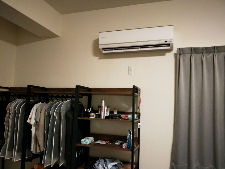 冷氣風切聲。