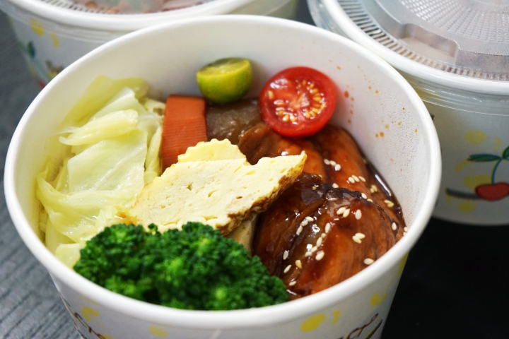 【台南便當】行丼｜超過一百分的丼飯便當｜豐富菜色搭配～均衡美味｜香味魔法！日式醬燒鯛魚、燒肉