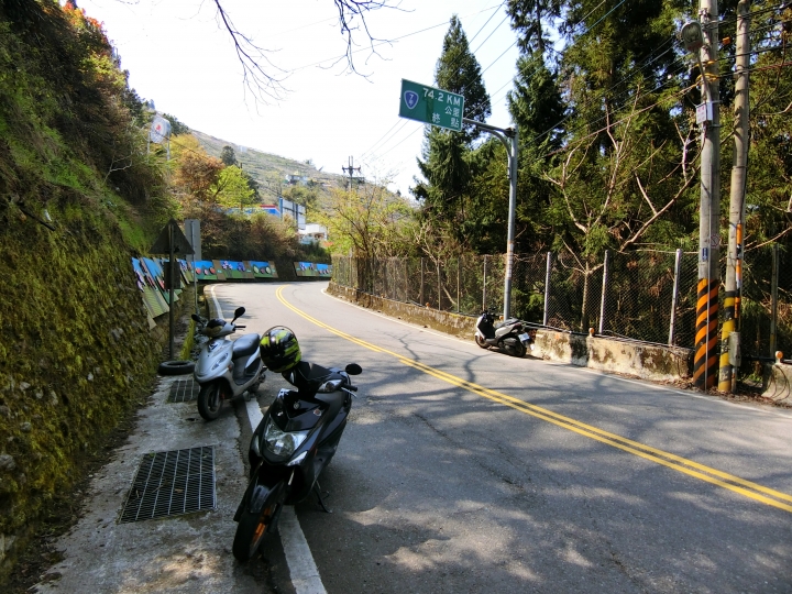 尋訪新佳陽吊橋陡下兩百公尺，路徑1.3公里16彎的燒引擎之旅！