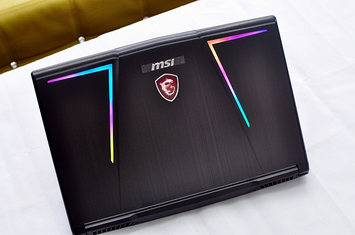 MSI GE63 RAIDER RGB 8RF 炫麗外型 璀璨登場