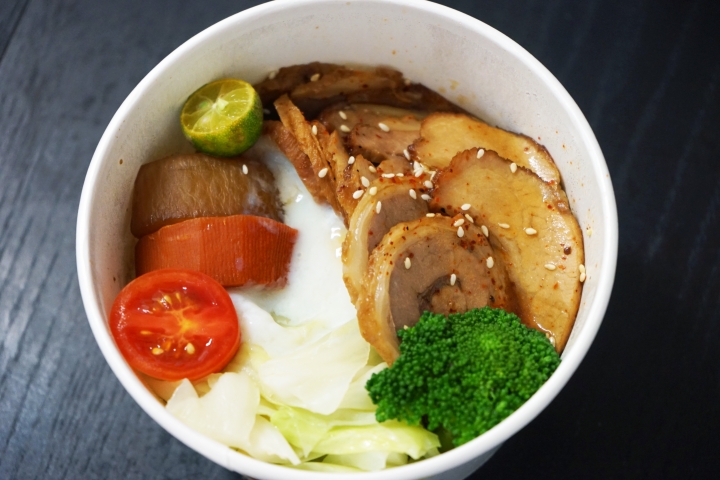 【台南便當】行丼｜超過一百分的丼飯便當｜豐富菜色搭配～均衡美味｜香味魔法！日式醬燒鯛魚、燒肉
