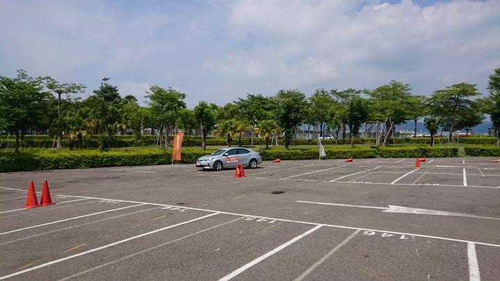 活動體驗心得《普利司通Driveguard失壓續跑胎》試胎任務 (藍天/陽光/好胎/美女)