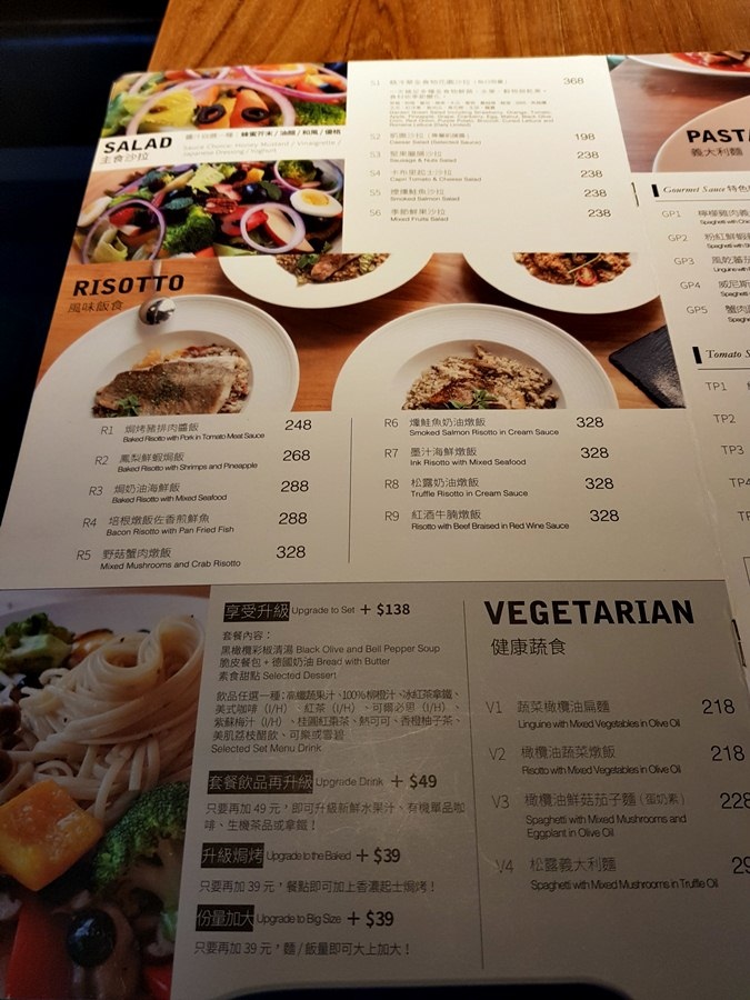 台中市NINI尼尼義大利餐廳公益店食記~ 裝潢高檔氣派氛圍~ 美麗鳥籠水晶吊燈義式風格~座位寬敞又多