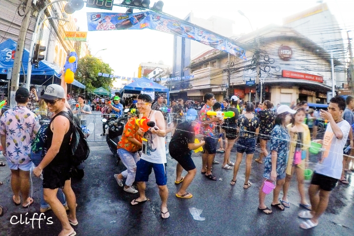 第一次的泰國就是十八天的流浪，2018曼谷潑水節