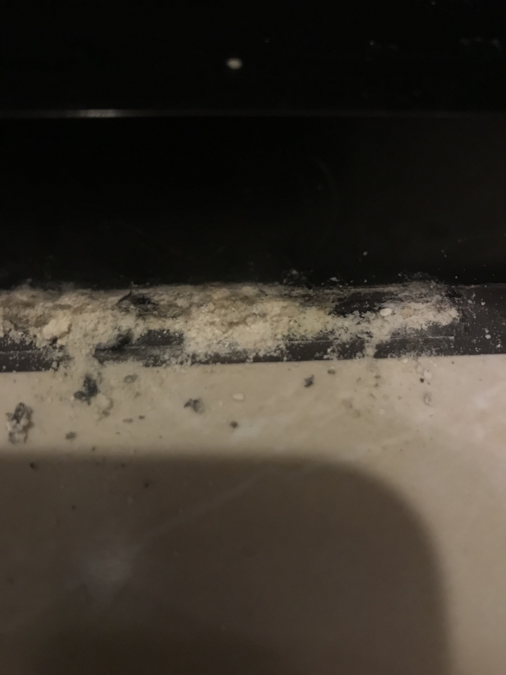 淋浴間矽利康縫隙內白色的結晶如何清除