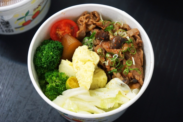 【台南便當】行丼｜超過一百分的丼飯便當｜豐富菜色搭配～均衡美味｜香味魔法！日式醬燒鯛魚、燒肉