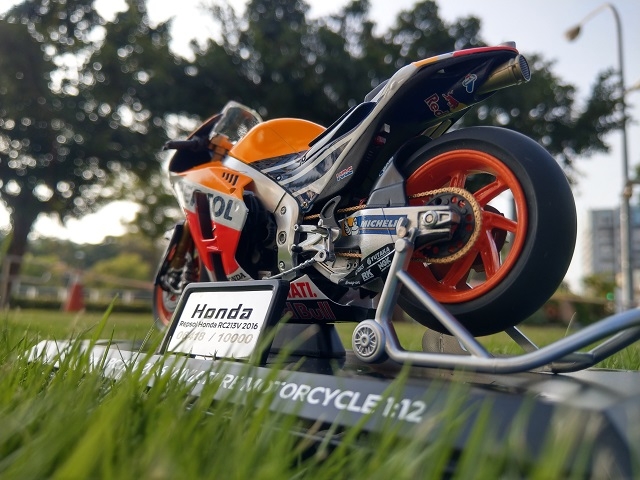 重機就是男人夢想的玩具HONDA RC213V  1:12鋅合金模型【簡易開箱】