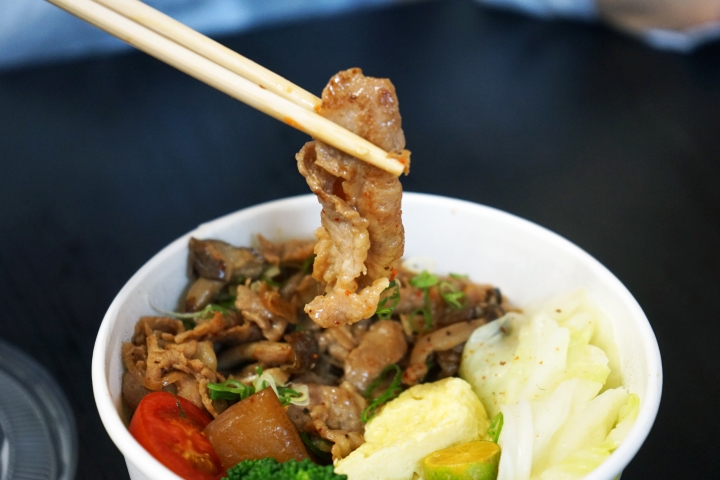 【台南便當】行丼｜超過一百分的丼飯便當｜豐富菜色搭配～均衡美味｜香味魔法！日式醬燒鯛魚、燒肉