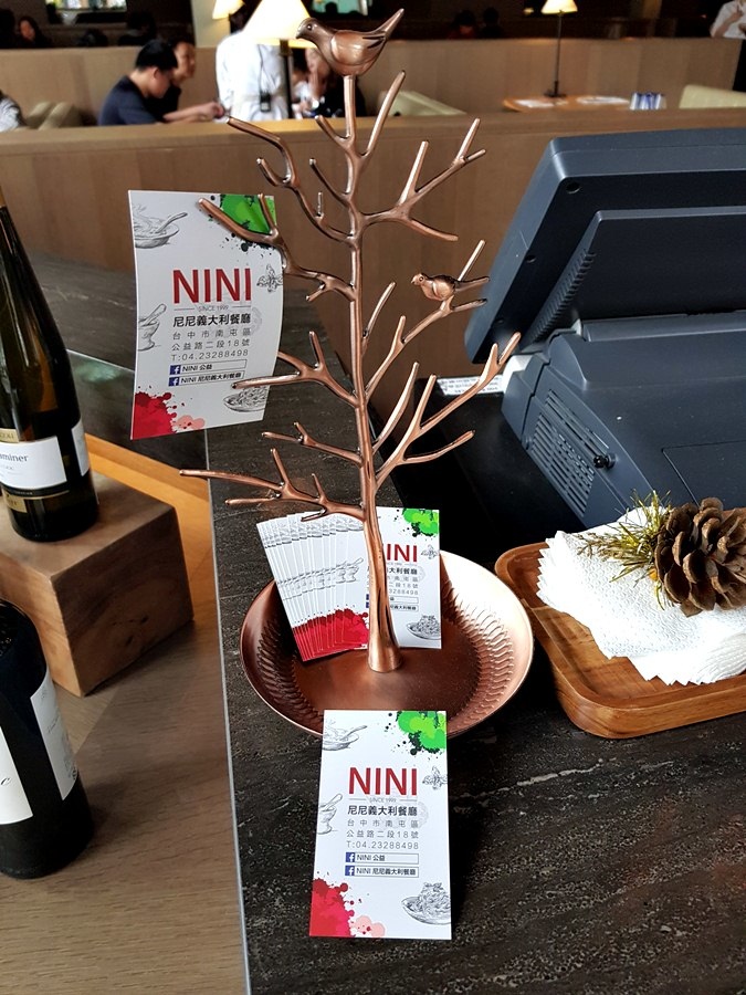 台中市NINI尼尼義大利餐廳公益店食記~ 裝潢高檔氣派氛圍~ 美麗鳥籠水晶吊燈義式風格~座位寬敞又多