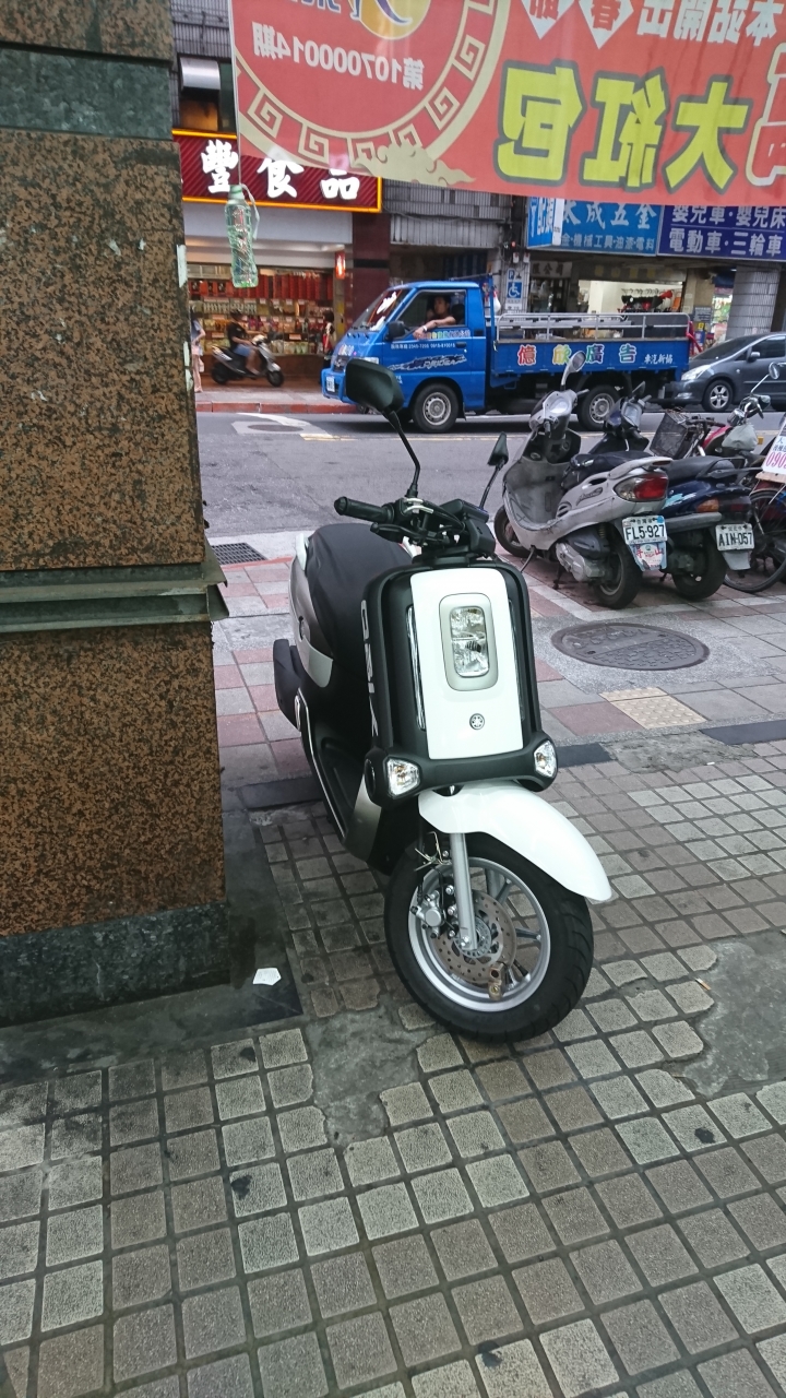 今天在路邊看到一台超有未來感的山葉機車