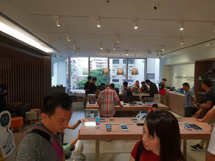 Zenfone5 VS  S9+ 室內拍照比較 只有2組