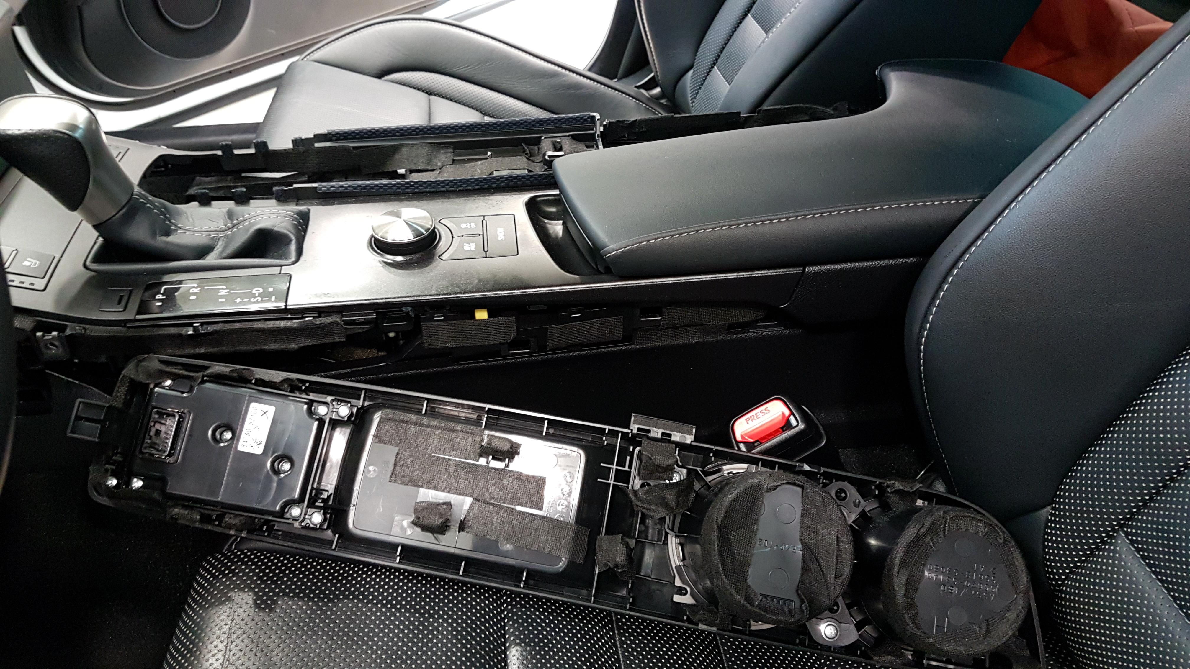 Lexus IS300H F Sport 車齡三年半,里程數70000km, 日常保養維修及其使用心得 (高畫質圖多,請耐心等候網頁開啟)