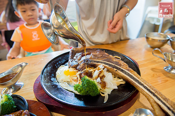 【台南新營】來自逢甲巷弄平價排餐｜戰斧牛排好霸氣｜雙倍主餐好滿足｜波霸奶茶喝到飽｜免費加飯加麵~~19號倉庫鐵板牛排新營店