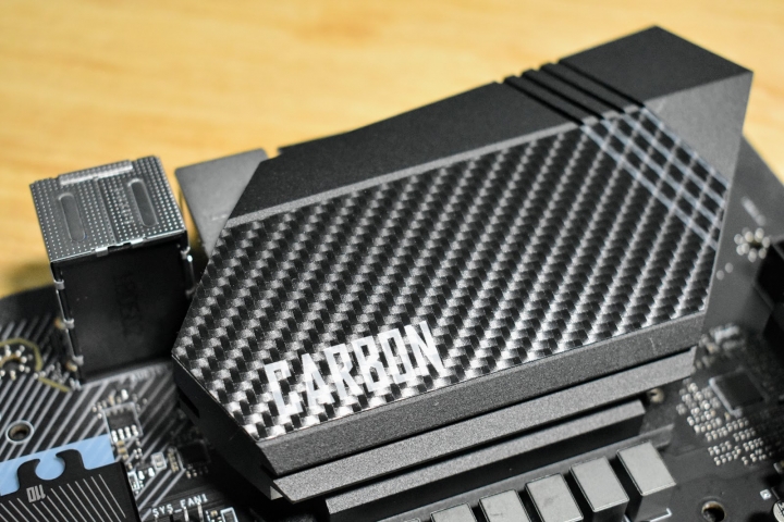 MSI H370 GAMING PRO CARBON 抱抱龍 電競主機板 輕開箱~