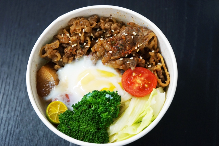 【台南便當】行丼｜超過一百分的丼飯便當｜豐富菜色搭配～均衡美味｜香味魔法！日式醬燒鯛魚、燒肉