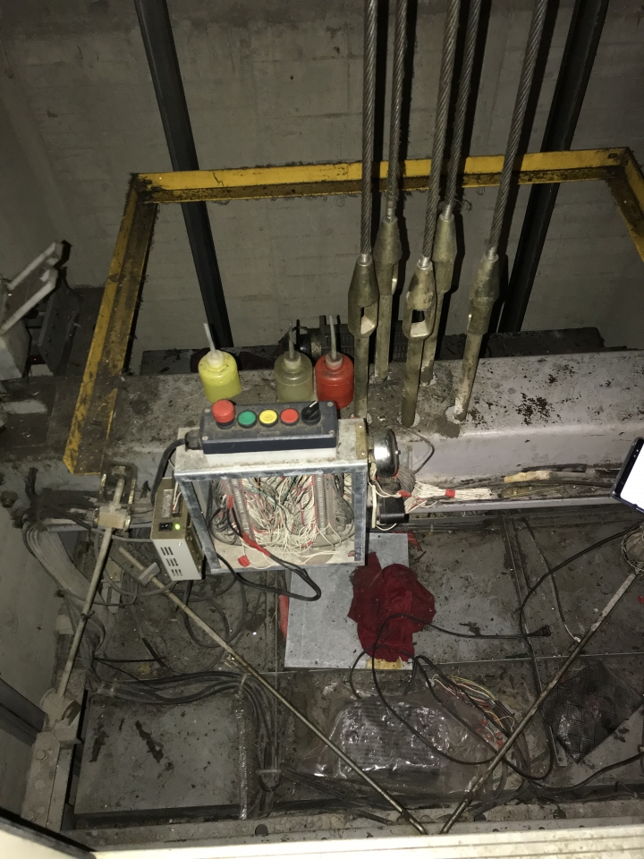 請問一下電梯車廂這樣算正常嗎？