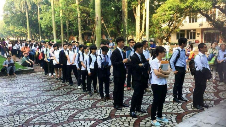 這不是排中華電信499元！是在排廣州中山大學的台生面試!!!