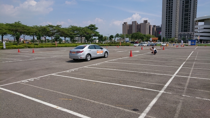 活動體驗心得《普利司通Driveguard失壓續跑胎》試胎任務 (藍天/陽光/好胎/美女)