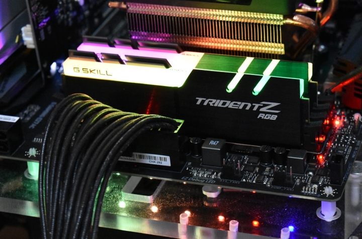 MSI 抱抱龍 X470 GAMING M7 AC 輕開箱 - 超頻輕測試