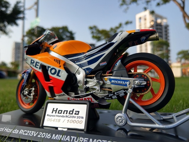 重機就是男人夢想的玩具HONDA RC213V  1:12鋅合金模型【簡易開箱】